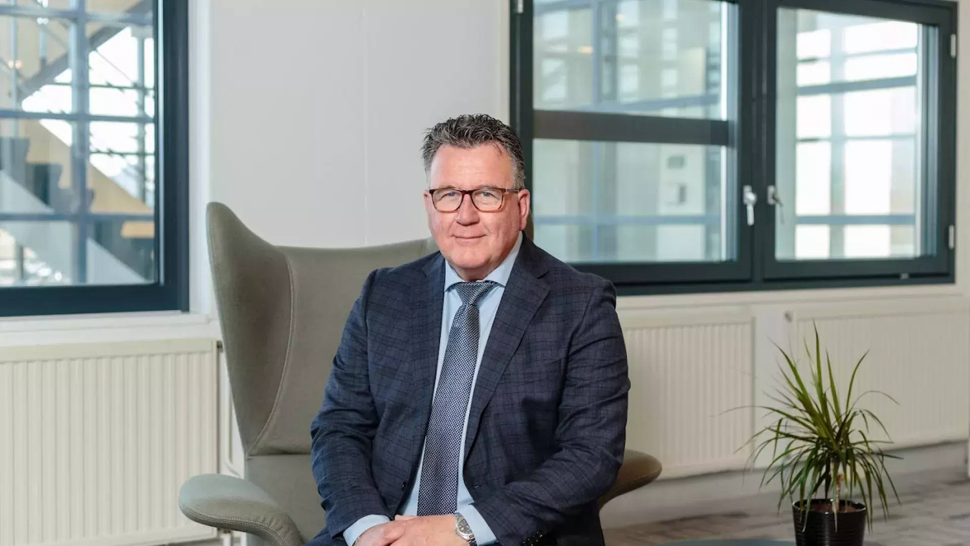 Wethouder Mario Hegger in een stoel in het stadhuis
