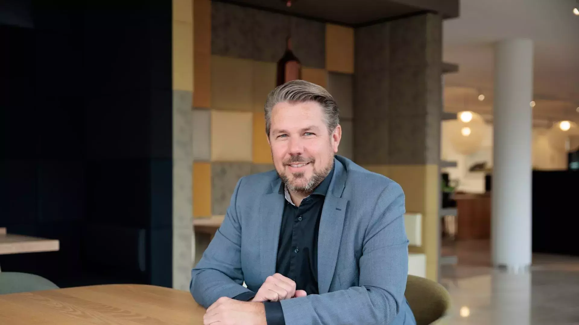 Wethouder Pascal Verkroost aan een tafel in het stadhuis