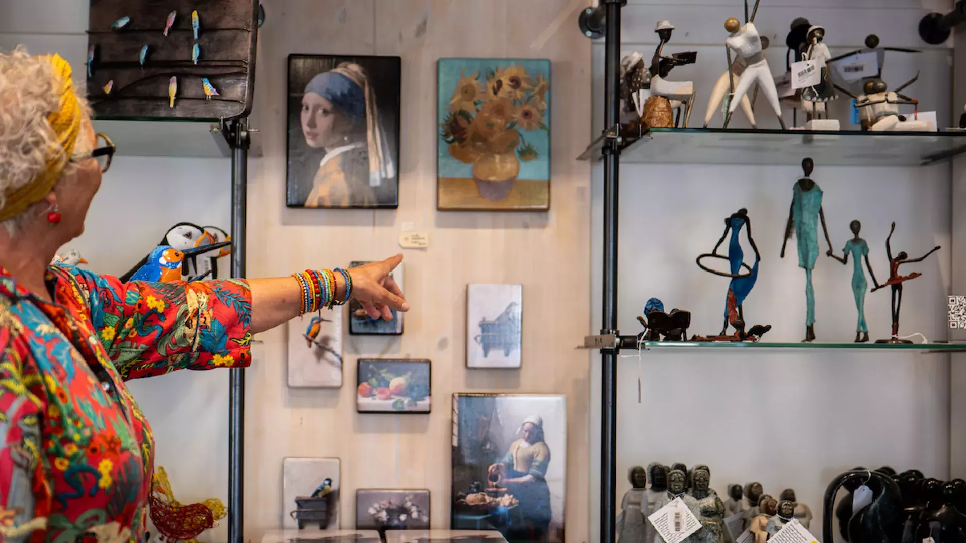 Mevrouw wijzend naar een artikel in de wereldwinkel