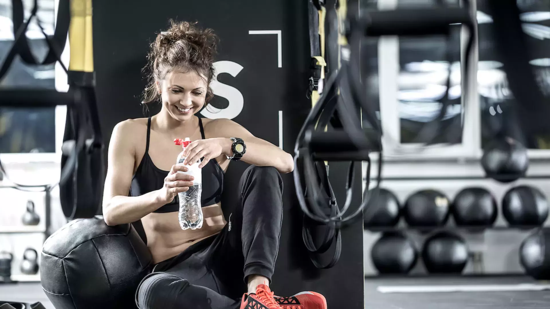 Vrouw op grond in fitness